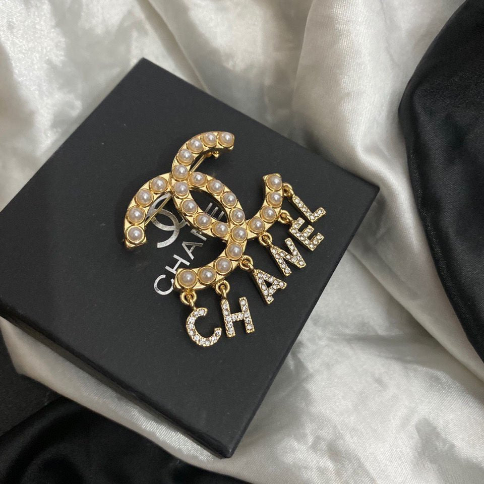 Women's High-End Letter Fashion Brooch Accessories - najeste