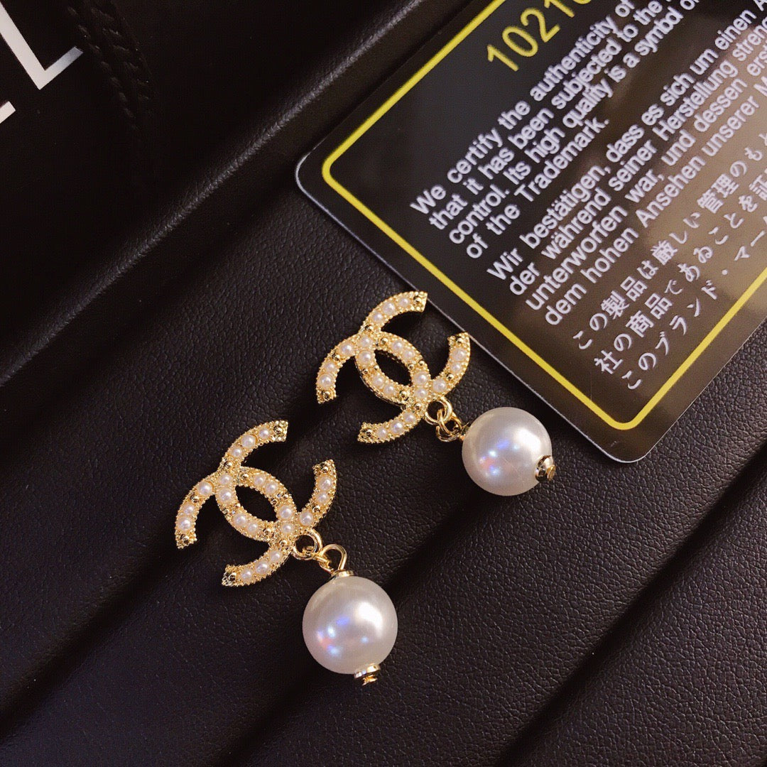 Fashionable  Casual Pearl Pendant Earrings