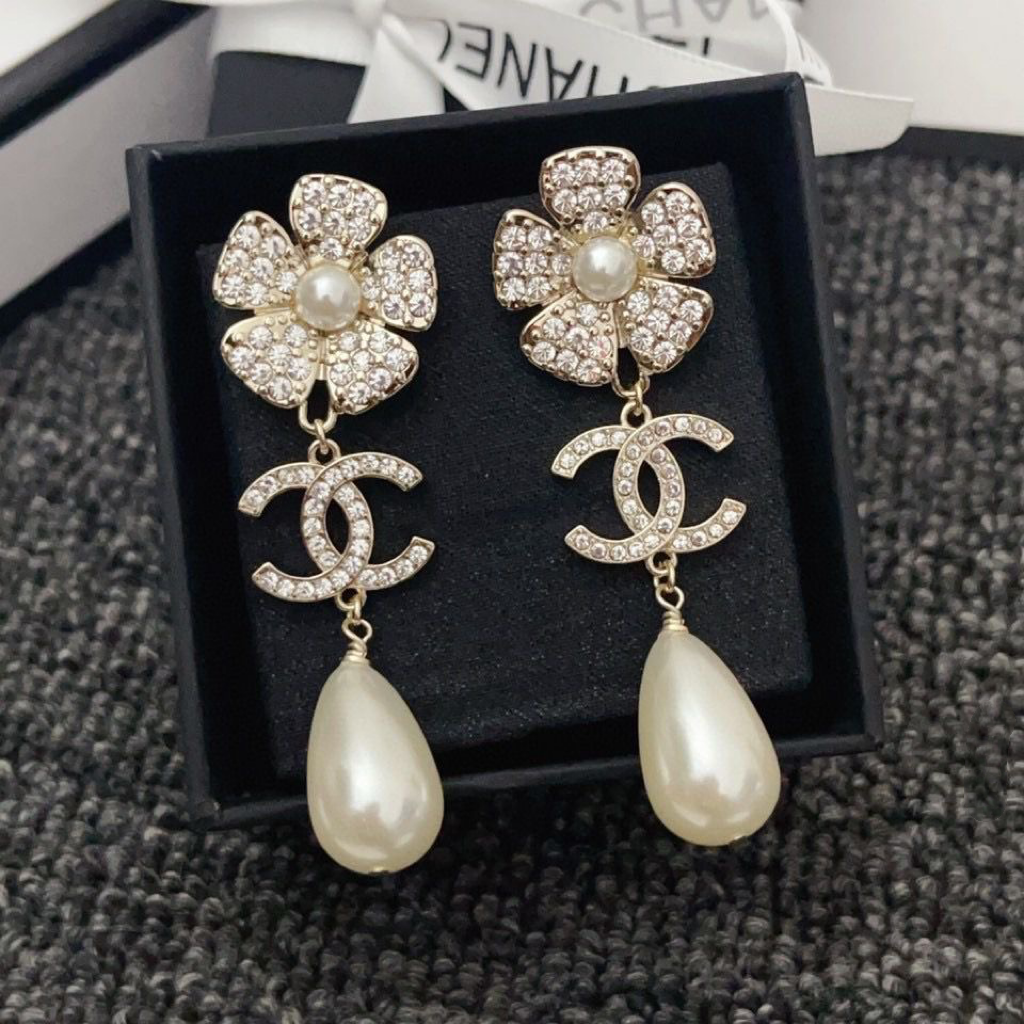 Women's High-end Fashion Letter Earrings