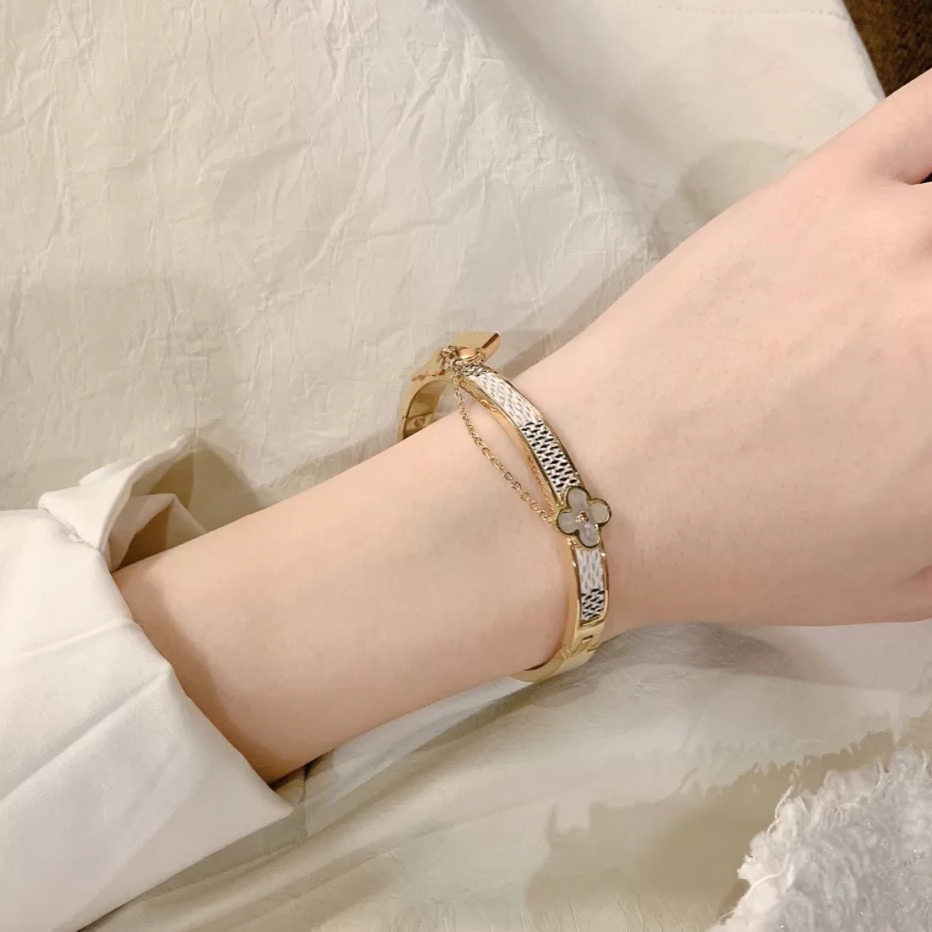 Women‘s Fashion High-End Letter Bracelet