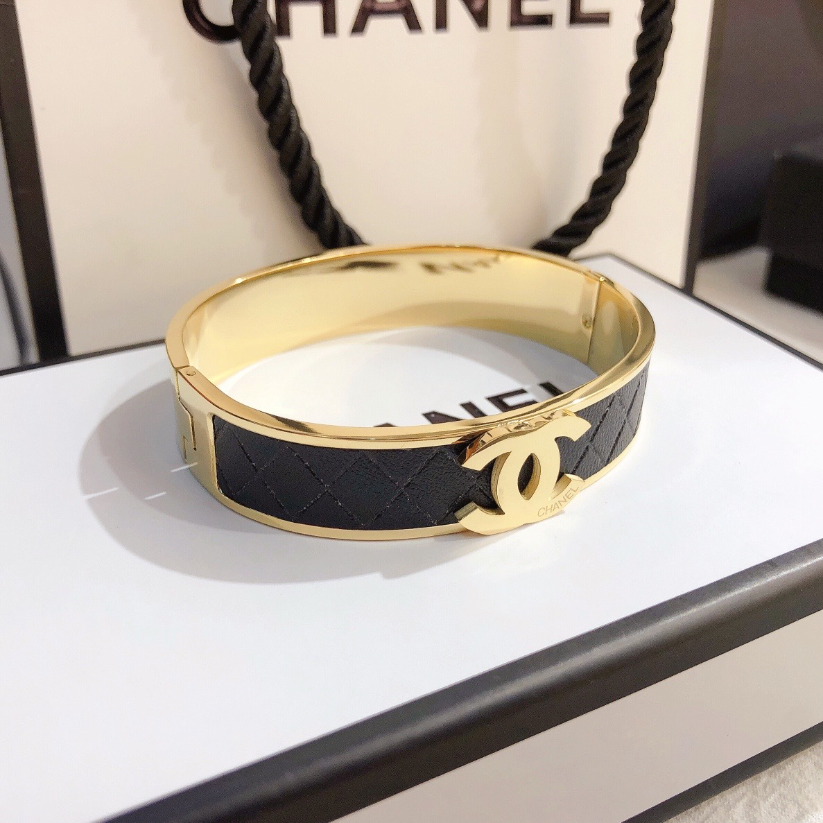 Women‘s Fashion High-End Letter Bracelet