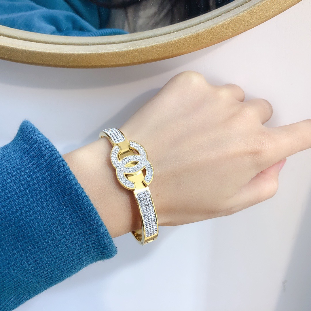 Women‘s Fashion High-End Letter Bracelet