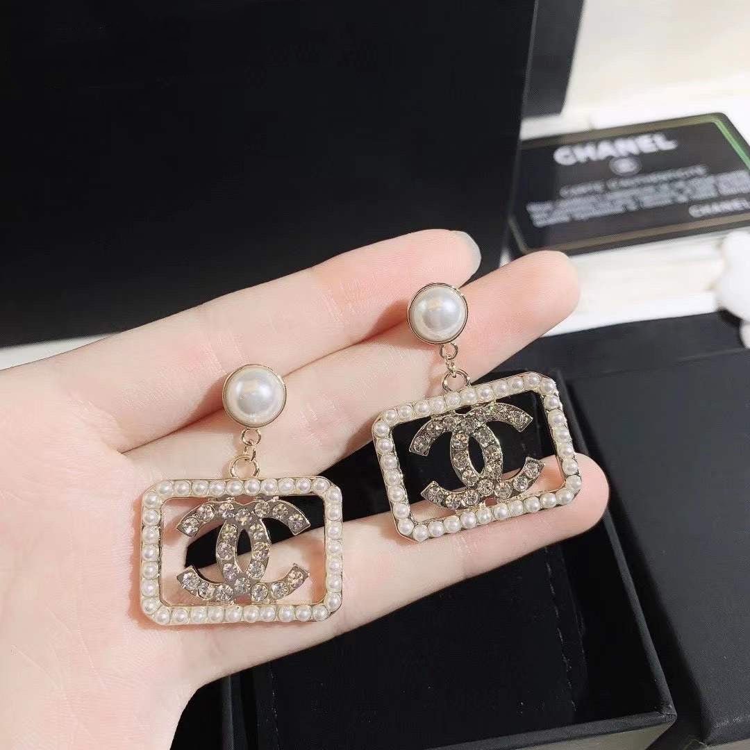 Ladies Fashionable Rhinestone Earrings - najeste